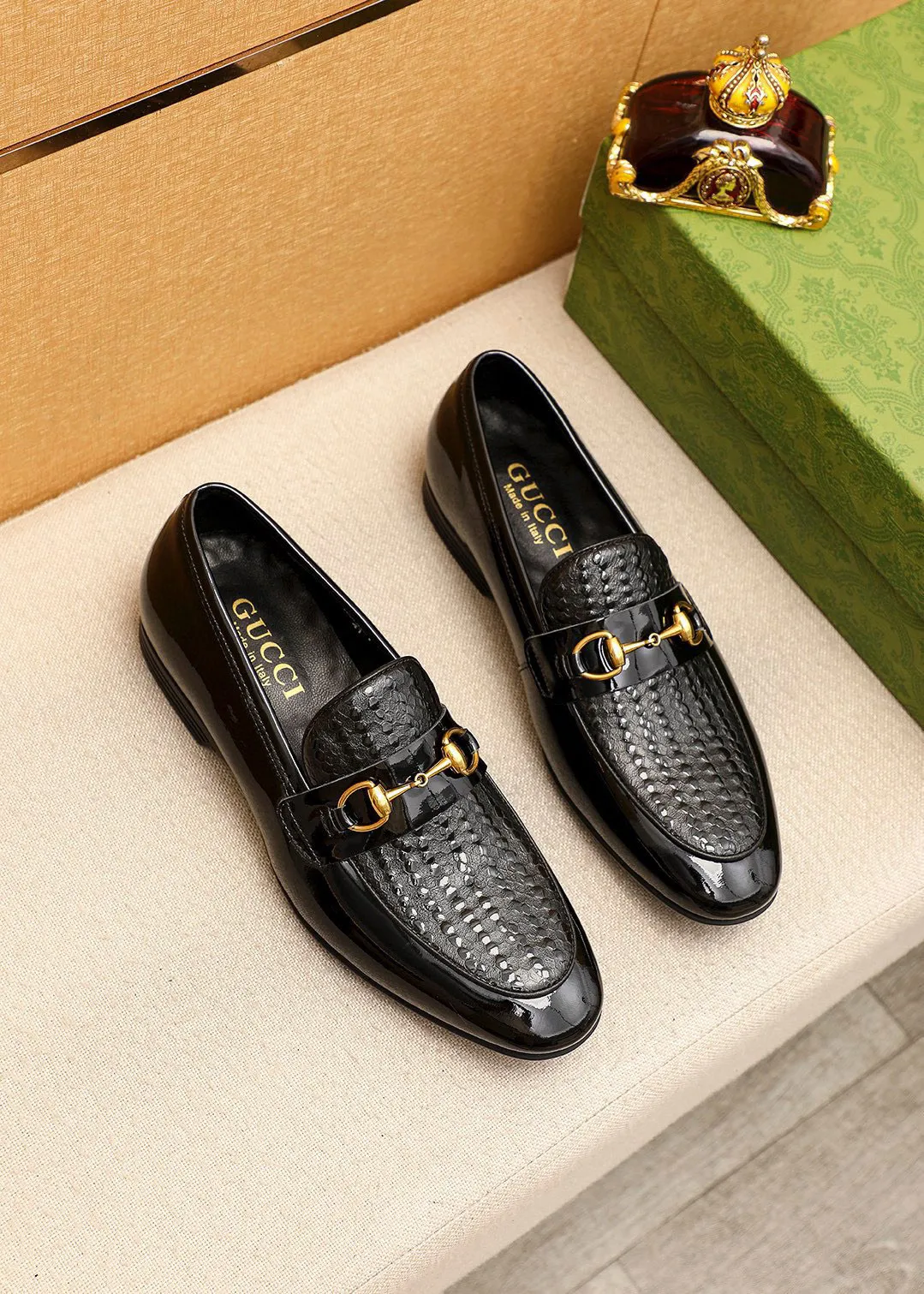 Men's shoes 💰442 💐 Product trademark: GUCCI "Gucci" casual leather shoes Regular size: 38-44 (45🉑️customized) Product materials: Selected imported first-layer patent leather embossed upper + luxury hardware buckle, imported cowhide leather lining. Strong three-dimensional visual effect, rubber outsole Color: 1⃣️color optional
